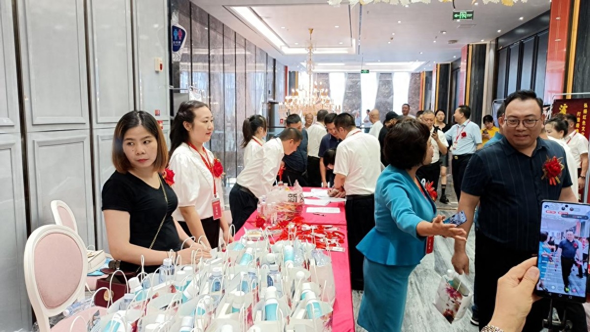泸州市小微企业商会十周年庆典活动圆满举行(图5) 泸州市小微企业商会十周年庆典活动圆满举行(图5)