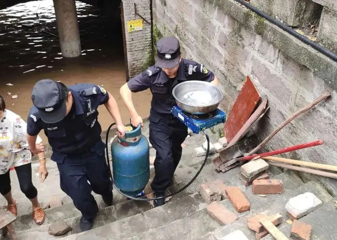 泸州段长江沱江洪峰来袭 临江市民陆续撤离中(图20) 泸州段长江沱江洪峰来袭 临江市民陆续撤离中(图20)
