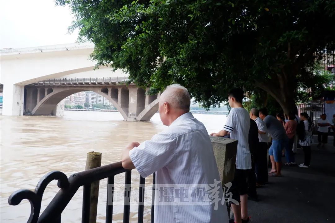 泸州段长江沱江洪峰来袭 临江市民陆续撤离中(图8) 泸州段长江沱江洪峰来袭 临江市民陆续撤离中(图8)