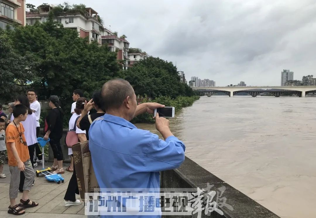 泸州段长江沱江洪峰来袭 临江市民陆续撤离中(图9) 泸州段长江沱江洪峰来袭 临江市民陆续撤离中(图9)