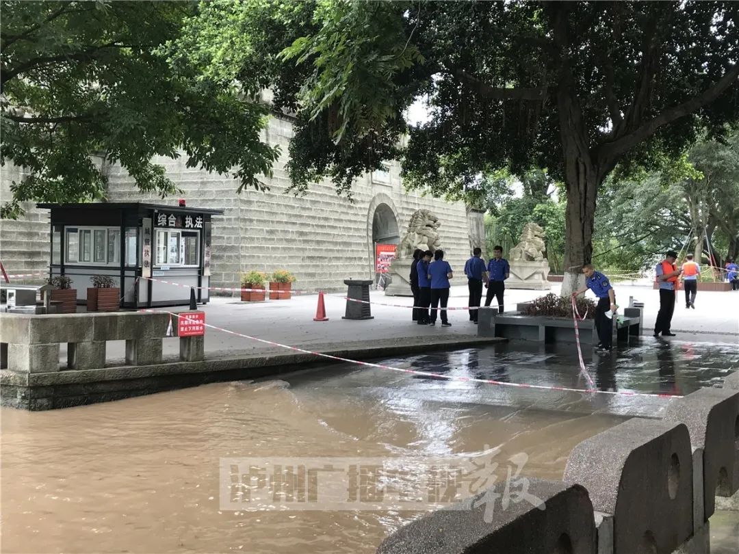 泸州段长江沱江洪峰来袭 临江市民陆续撤离中(图13) 泸州段长江沱江洪峰来袭 临江市民陆续撤离中(图13)