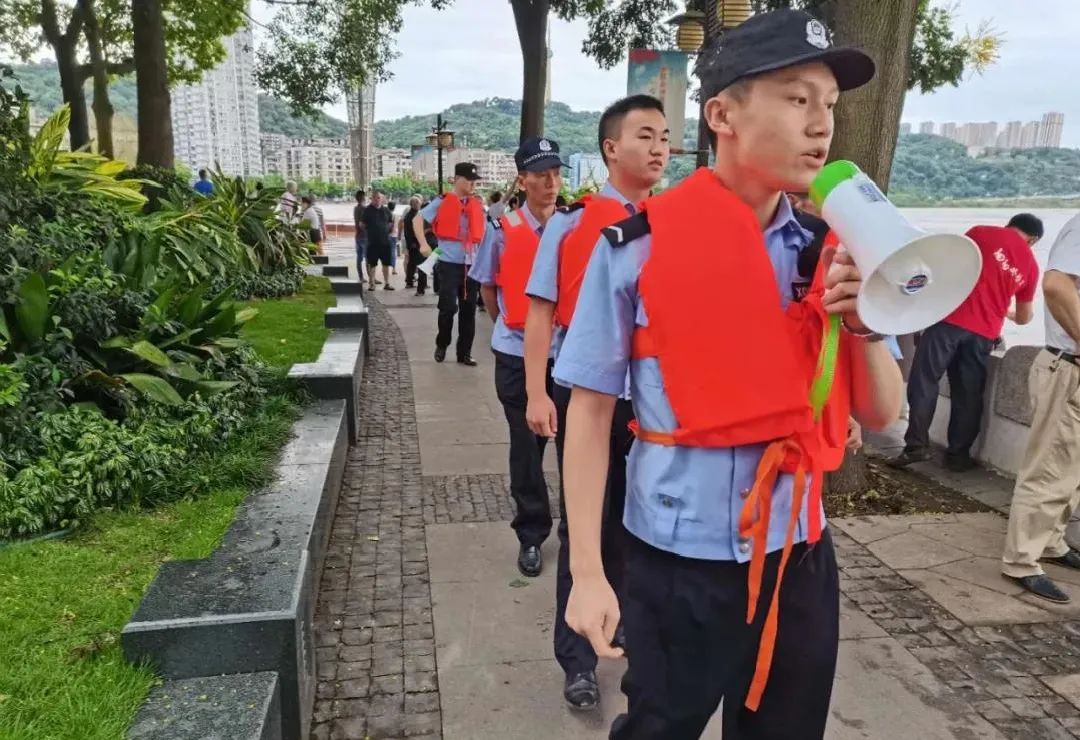 泸州段长江沱江洪峰来袭 临江市民陆续撤离中(图17) 泸州段长江沱江洪峰来袭 临江市民陆续撤离中(图17)