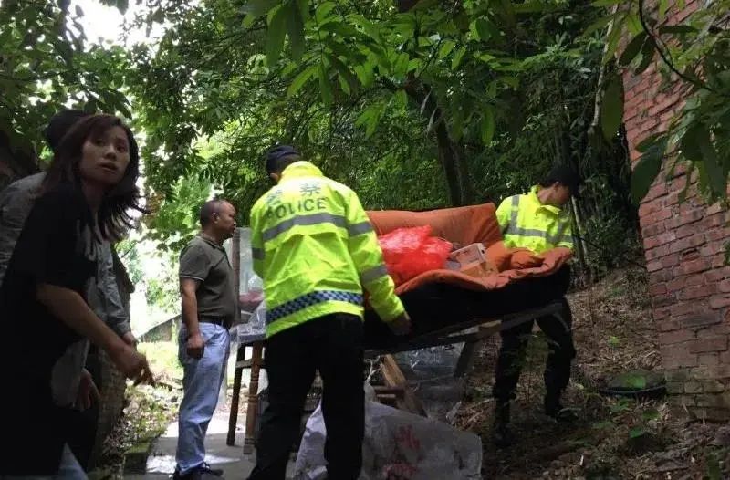 泸州段长江沱江洪峰来袭 临江市民陆续撤离中(图18) 泸州段长江沱江洪峰来袭 临江市民陆续撤离中(图18)