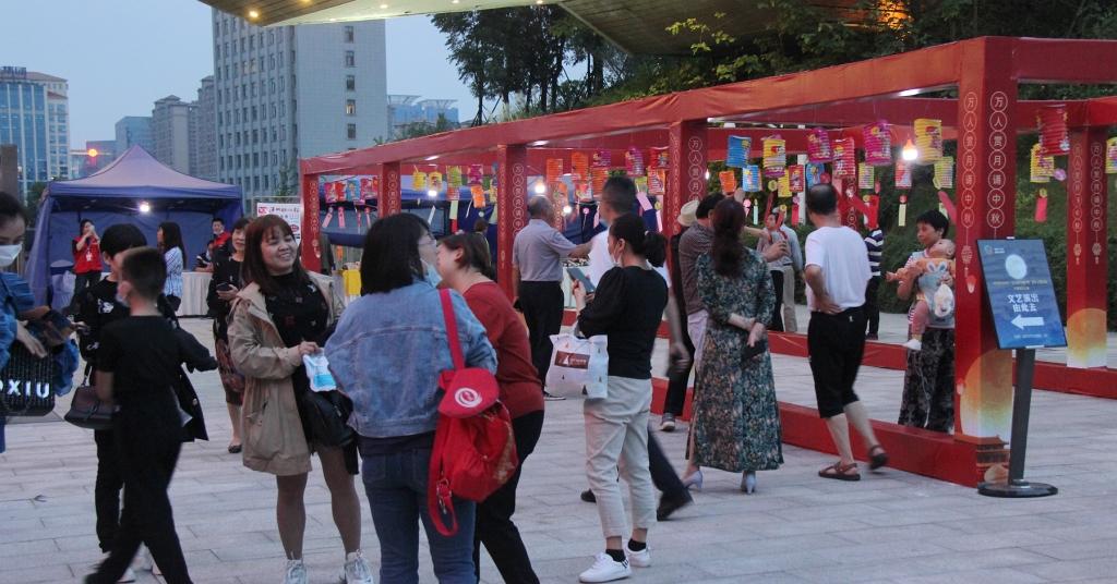 万人赏月诵中秋 喜迎双节万家乐(图2) 万人赏月诵中秋 喜迎双节万家乐(图2)