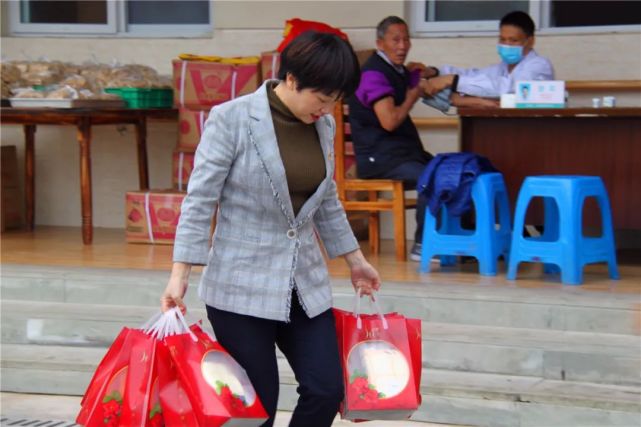 江阳区新联会在江北镇敬老院举办“伴晚义仓”公益活动(图6) 江阳区新联会在江北镇敬老院举办“伴晚义仓”公益活动(图6)