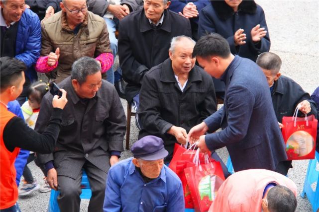 江阳区新联会在江北镇敬老院举办“伴晚义仓”公益活动(图16) 江阳区新联会在江北镇敬老院举办“伴晚义仓”公益活动(图16)