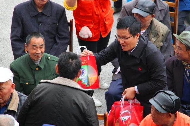 江阳区新联会在江北镇敬老院举办“伴晚义仓”公益活动(图17) 江阳区新联会在江北镇敬老院举办“伴晚义仓”公益活动(图17)