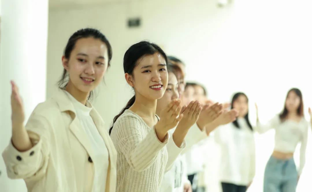 酒博会来了 泸州各高校美女志愿者已就位(图7)