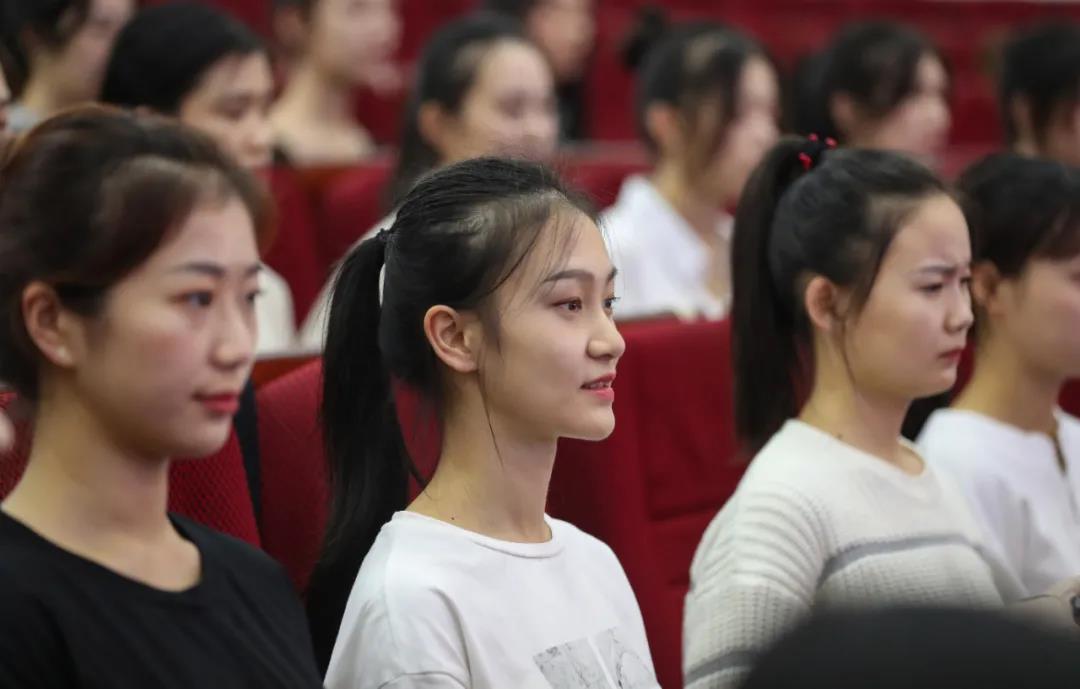 酒博会来了 泸州各高校美女志愿者已就位(图2)