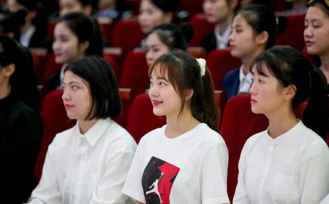 酒博会来了 泸州各高校美女志愿者已就位(图4)