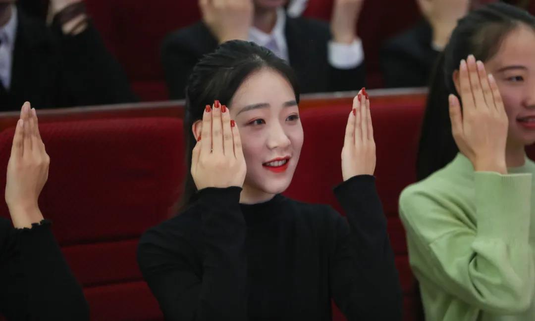 酒博会来了 泸州各高校美女志愿者已就位(图3)