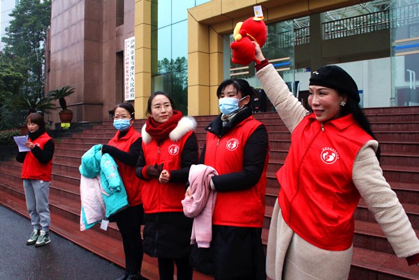 泸州市圆梦关爱协会暖冬行 上百名孤残儿童获关爱(图6) 泸州市圆梦关爱协会暖冬行 上百名孤残儿童获关爱(图6)